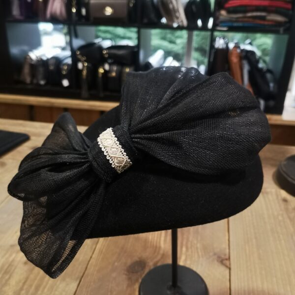 Leuke zwarte viltdop!