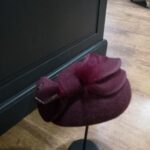 Fascinator/dop in mooi donkerrood!